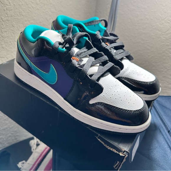 Air Jordan 1 Low GS size 7 - Picture 2 of 6